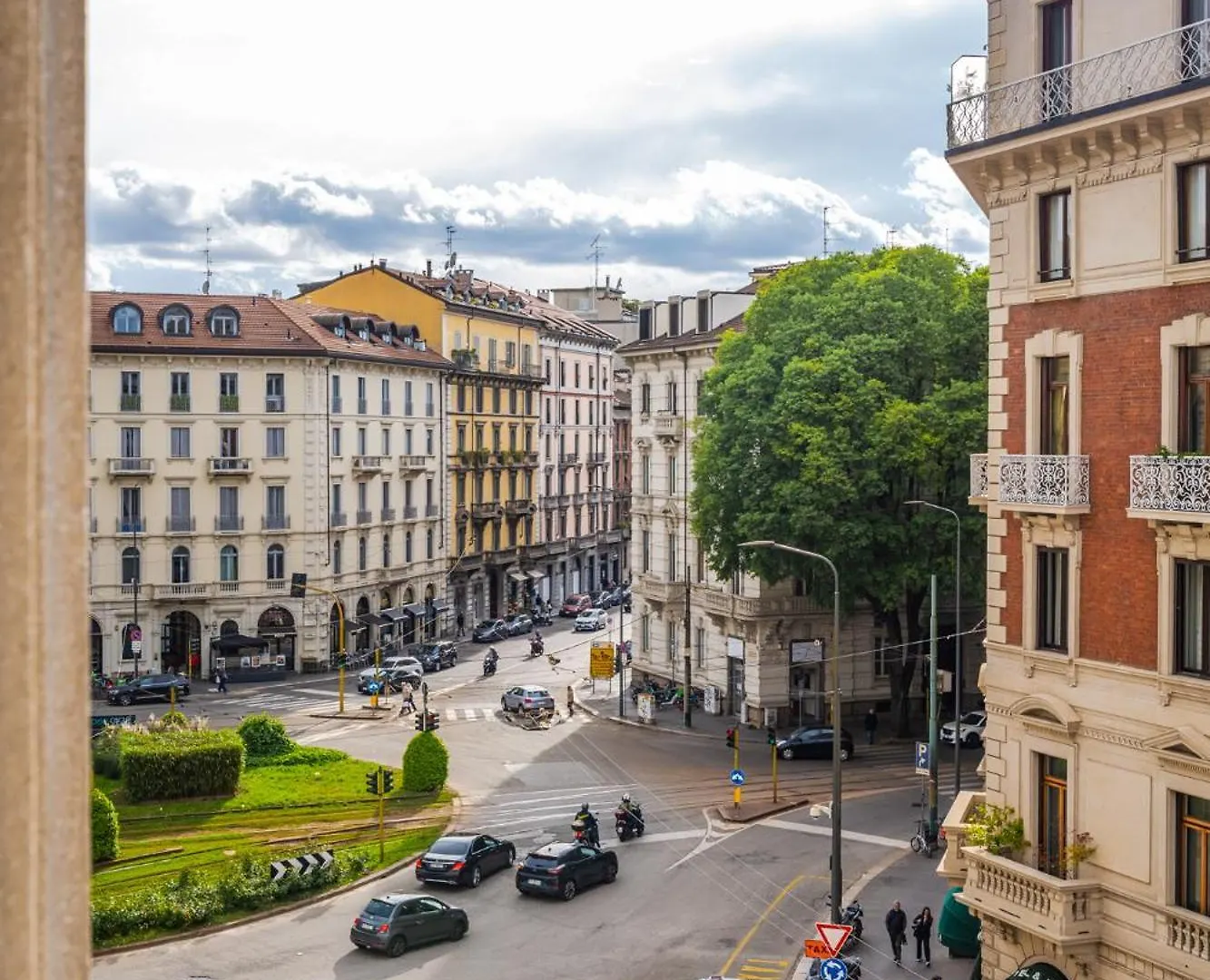 Spacious Apartment In Central Milan Next To Metro Italy